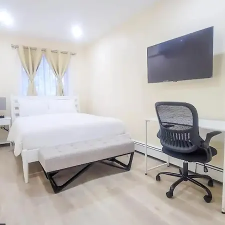 Chic Flushing Retreat, Newly Renovated Suites For Short Term Stays